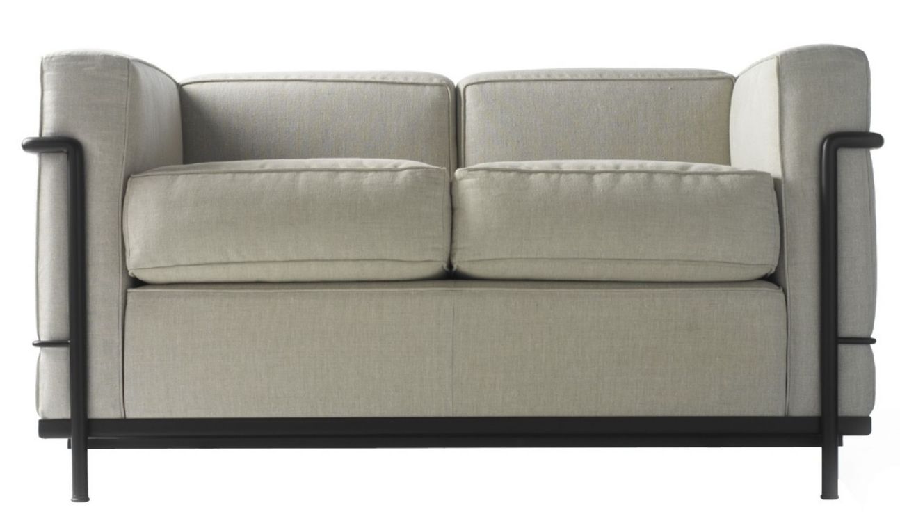 Cassina Zweisitzer Sofa Grand Confort Petit Modèle in Beige mit schwarzem Stahlrohrgestell.