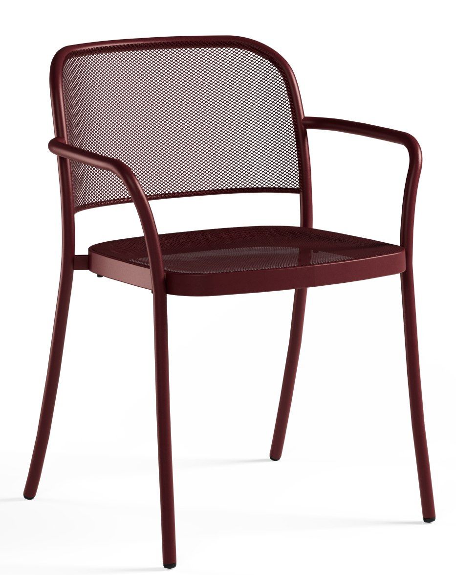 Café Armchair von Emu, burgunderroter Outdoor-Stuhl mit Armlehnen und filigranem Metallgitter-Design für Terrasse und Garten.