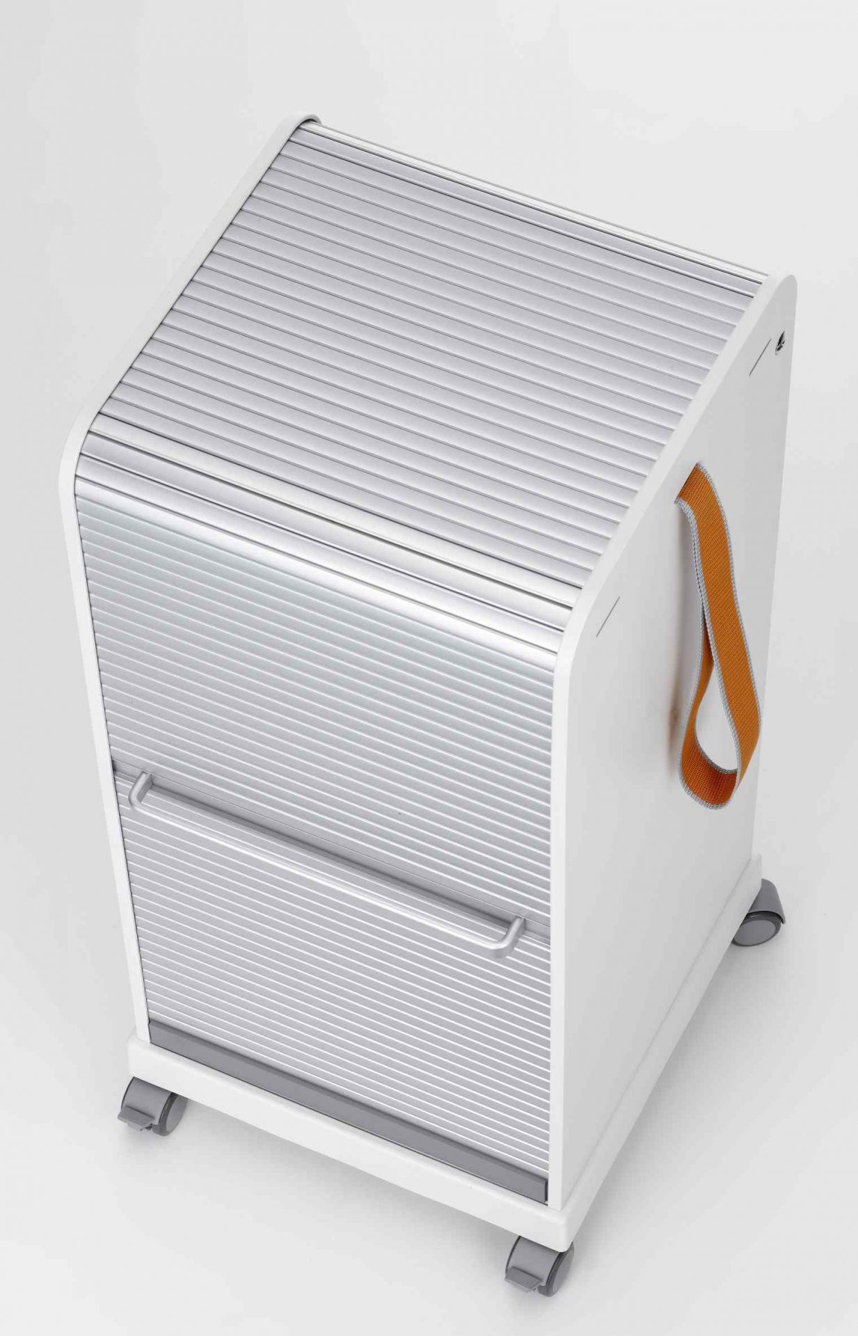 Vitra Rollcontainer Follow Me 2 in Weiß mit silbernen Rollladen und orangefarbenem Tragegurt.