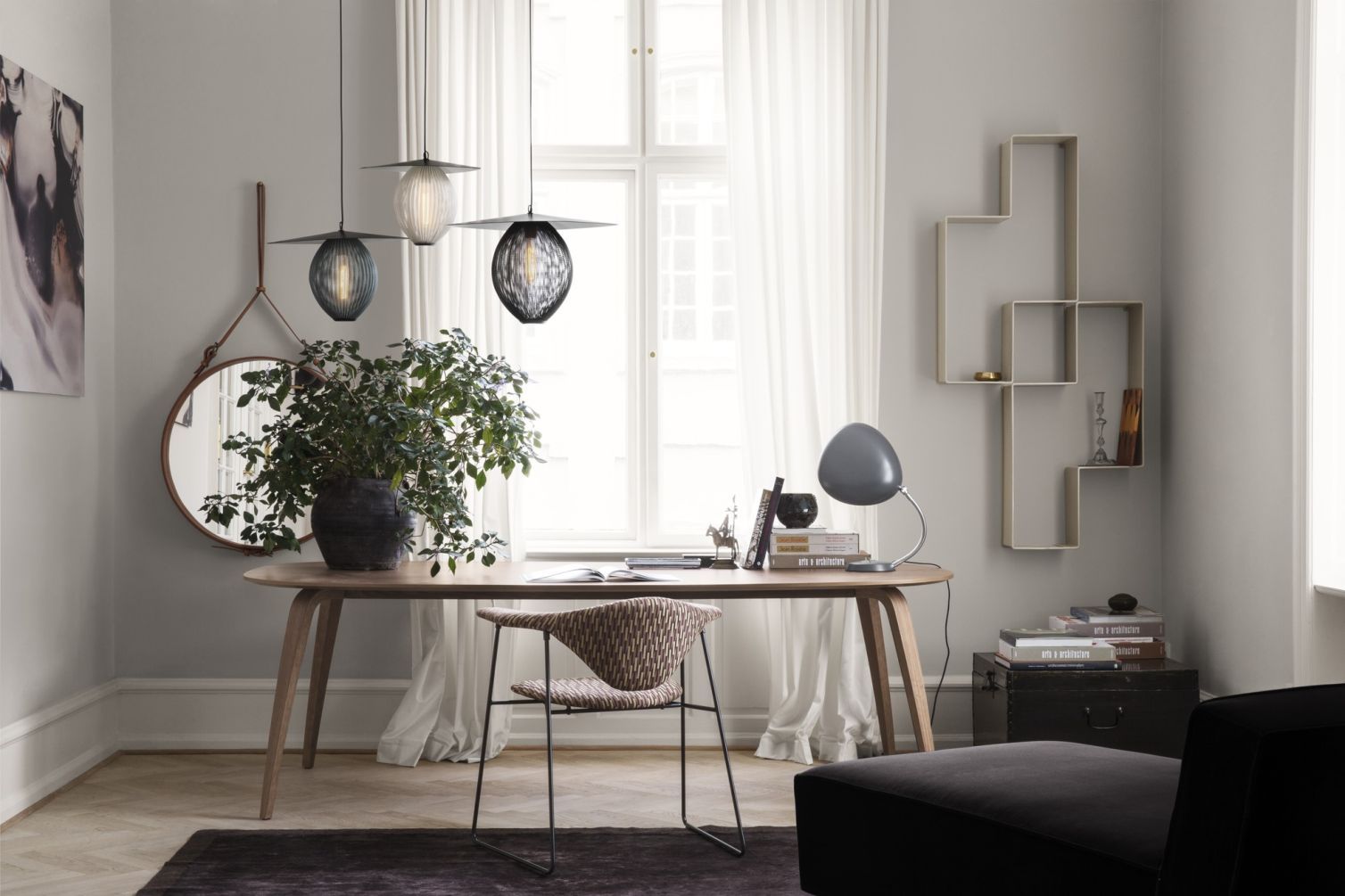 Stilvolles Interieur mit Gubi Adnet Spiegel, Pendelleuchten und Holzmöbeln für ein modernes Wohnambiente.