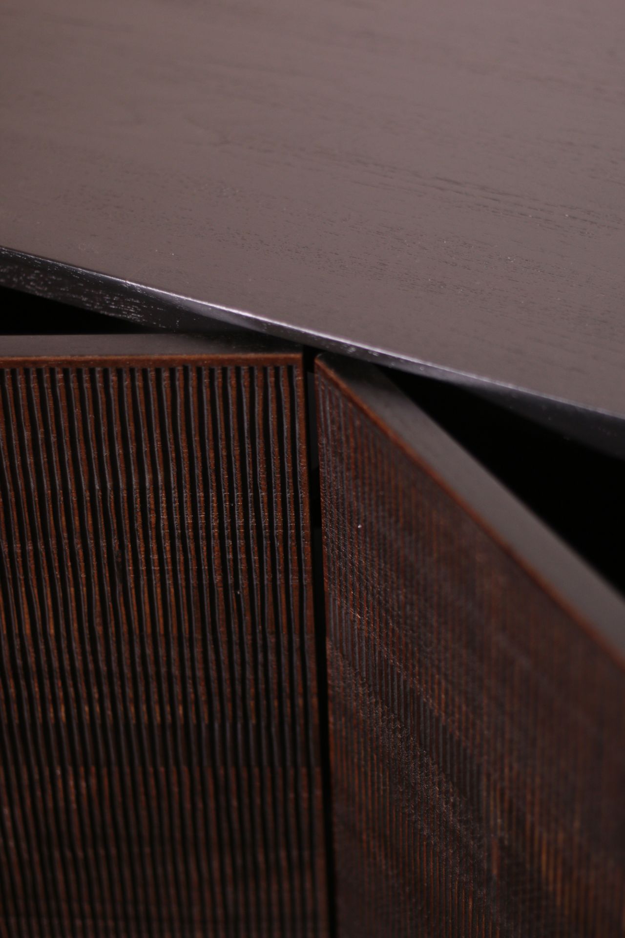 Detailaufnahme der Ethnicraft Teak Grooves Anrichte mit vier Türen, dunkles Teakholz und feine Rillenstruktur.