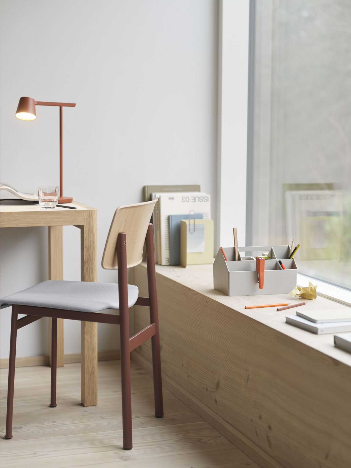 Muuto Sketch Toolbox Organisationsbox auf Fensterbank mit Stiften, Schere und Büroklammern für Schreibtischorganisation.