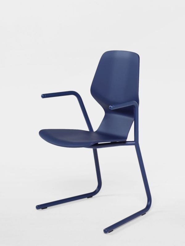 Blauer Oblikant Stuhl von Prostoria, Freischwinger mit Armlehnen, modernes Möbeldesign für Esszimmer und Büro.