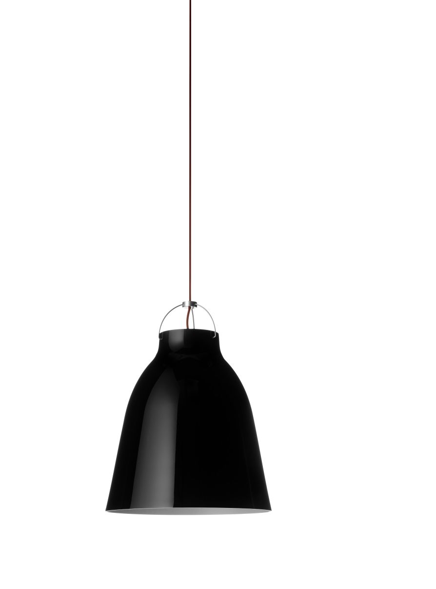 Schwarze Caravaggio Pendelleuchte von Fritz Hansen mit braunem Kabel und glänzender Oberfläche vor weißem Hintergrund.