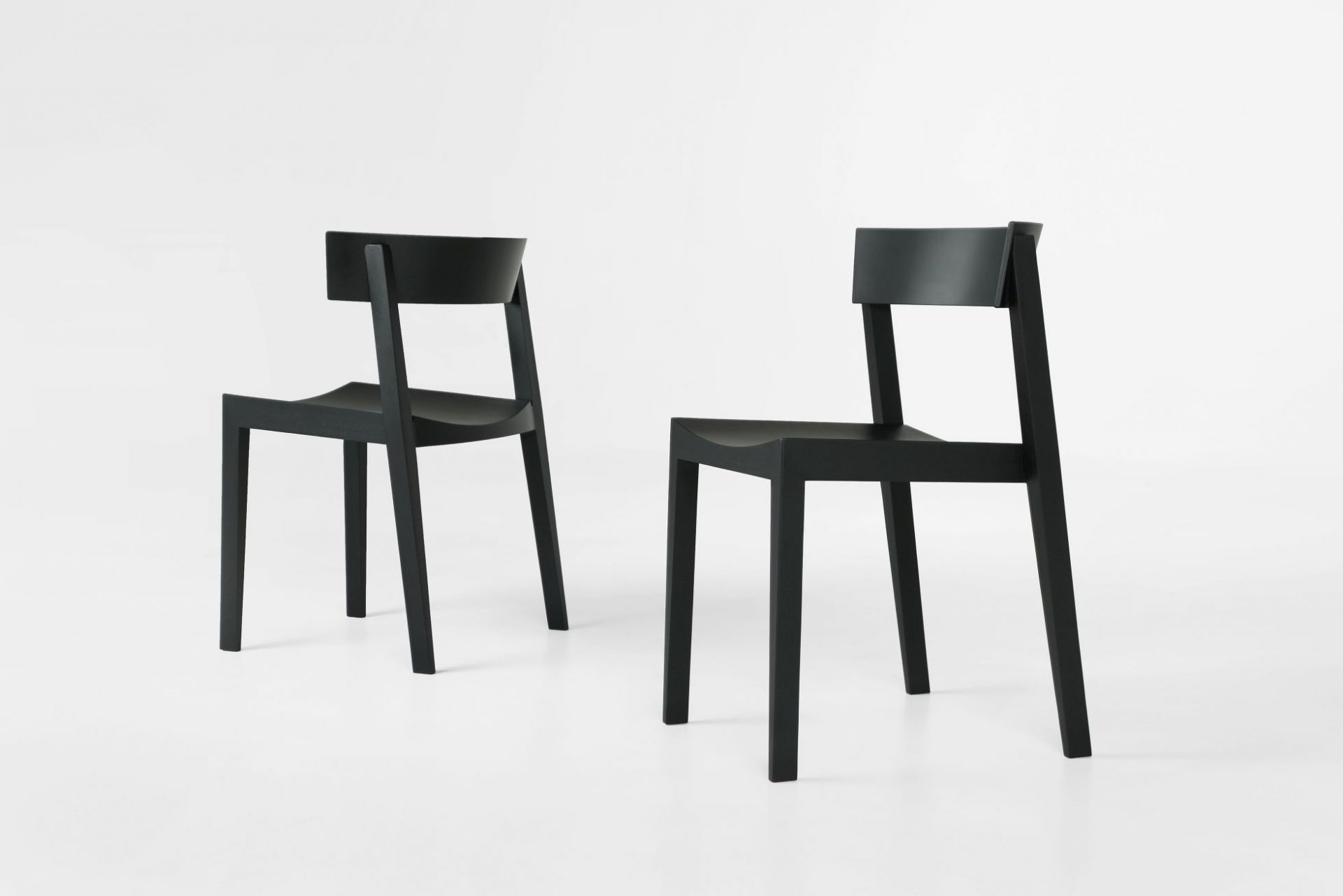 Zwei moderne Bik Stühle von Prostoria in Schwarz, minimalistisches Design für Esszimmer und Wohnbereich.