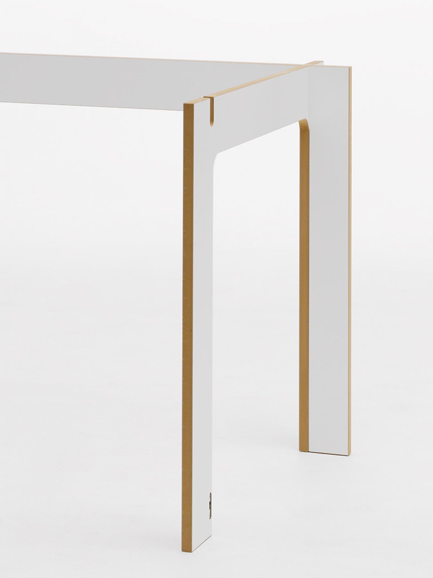 Detailansicht des kleinen Tojo Tisches: minimalistisches Design mit weißen Tischbeinen und hellem Holz.