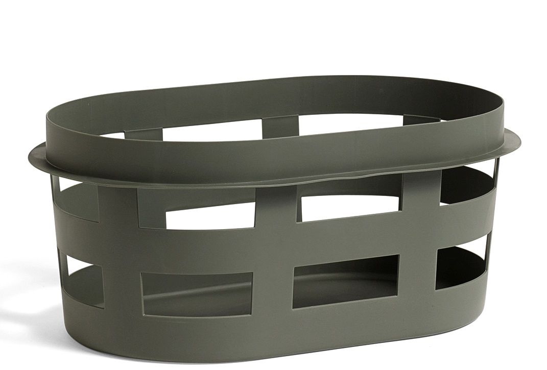 Olivgrüner Laundry Basket Wäschekorb von Hay aus recyceltem Kunststoff mit rechteckigen Öffnungen.