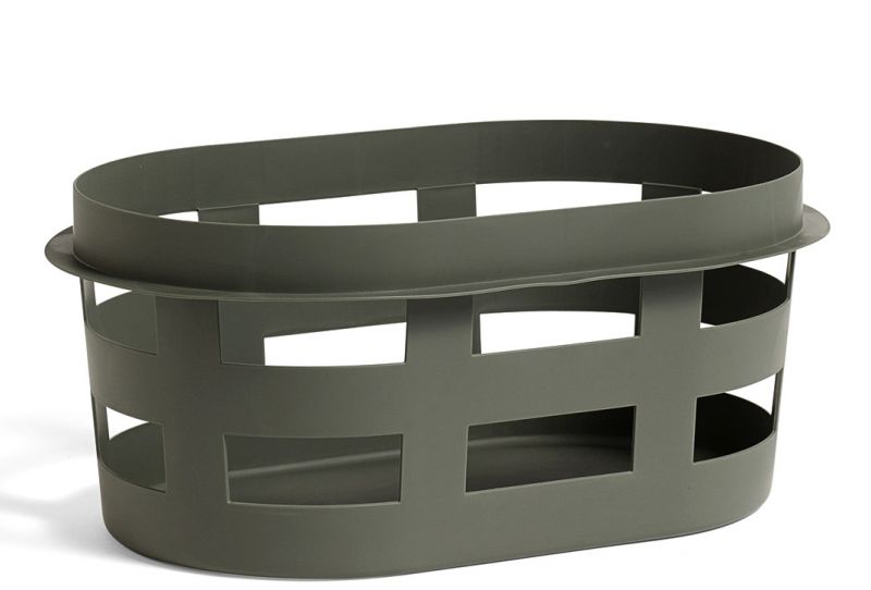 Olivgrüner Laundry Basket Wäschekorb von Hay aus recyceltem Kunststoff mit rechteckigen Öffnungen.
