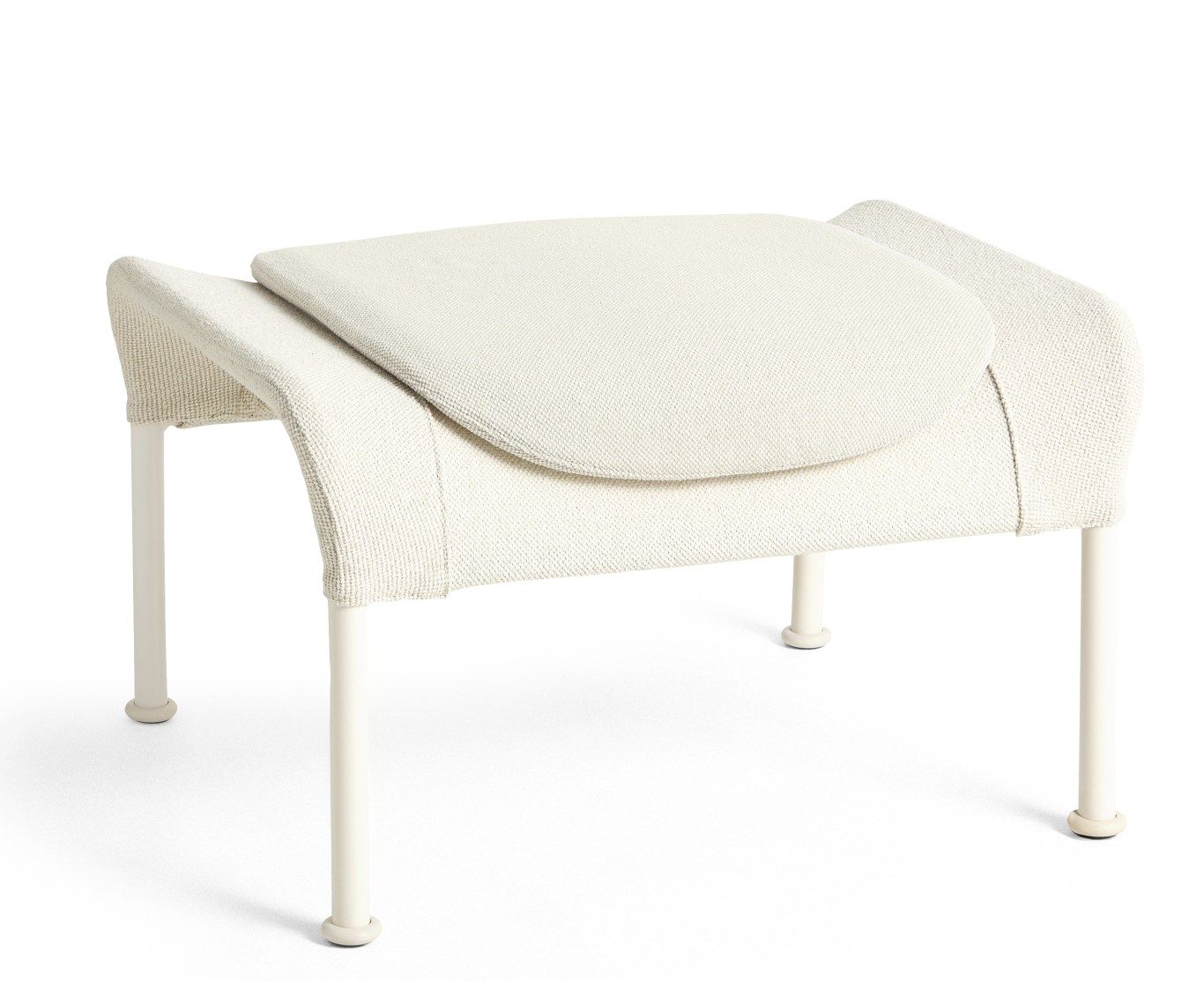 Beiger Ottoman Hocker "Hay" mit abgerundetem Sitzkissen und filigranen Metallbeinen auf weißem Hintergrund.