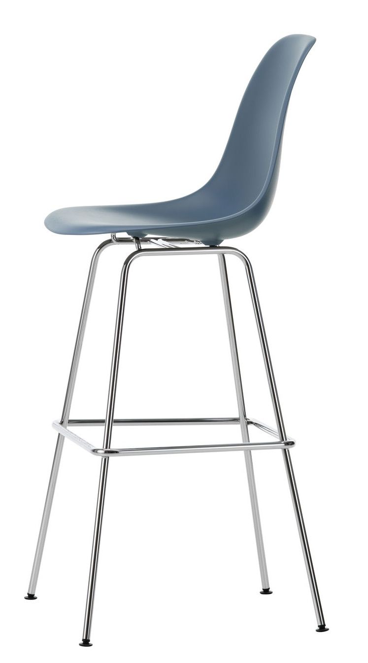 Eames Plastic Bar Stool Barhocker von Vitra, hohe Ausführung mit verchromtem Gestell.