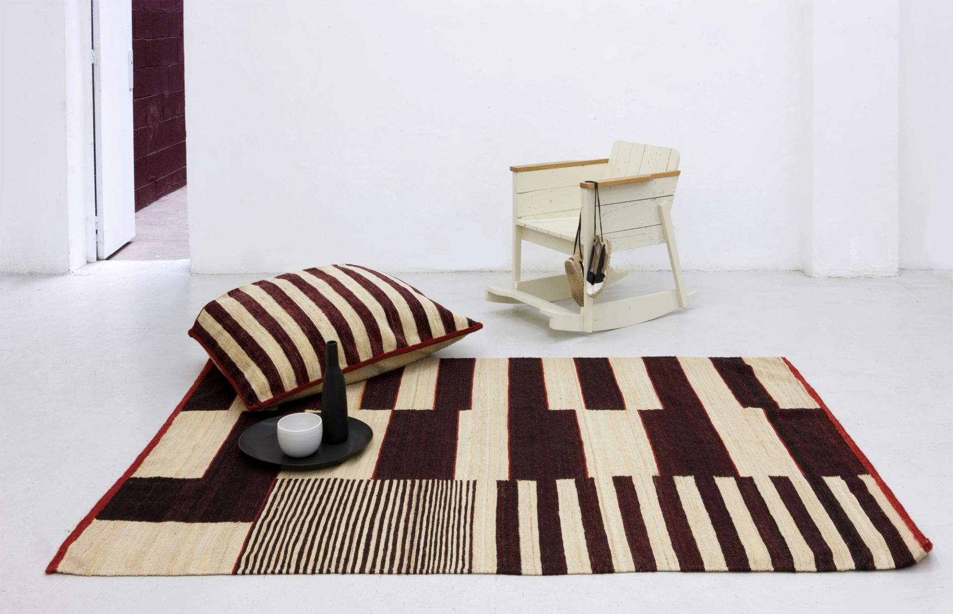 Medina Teppich von Nanimarquina, 200x300 cm, mit geometrischem Muster in Beige und Braun.