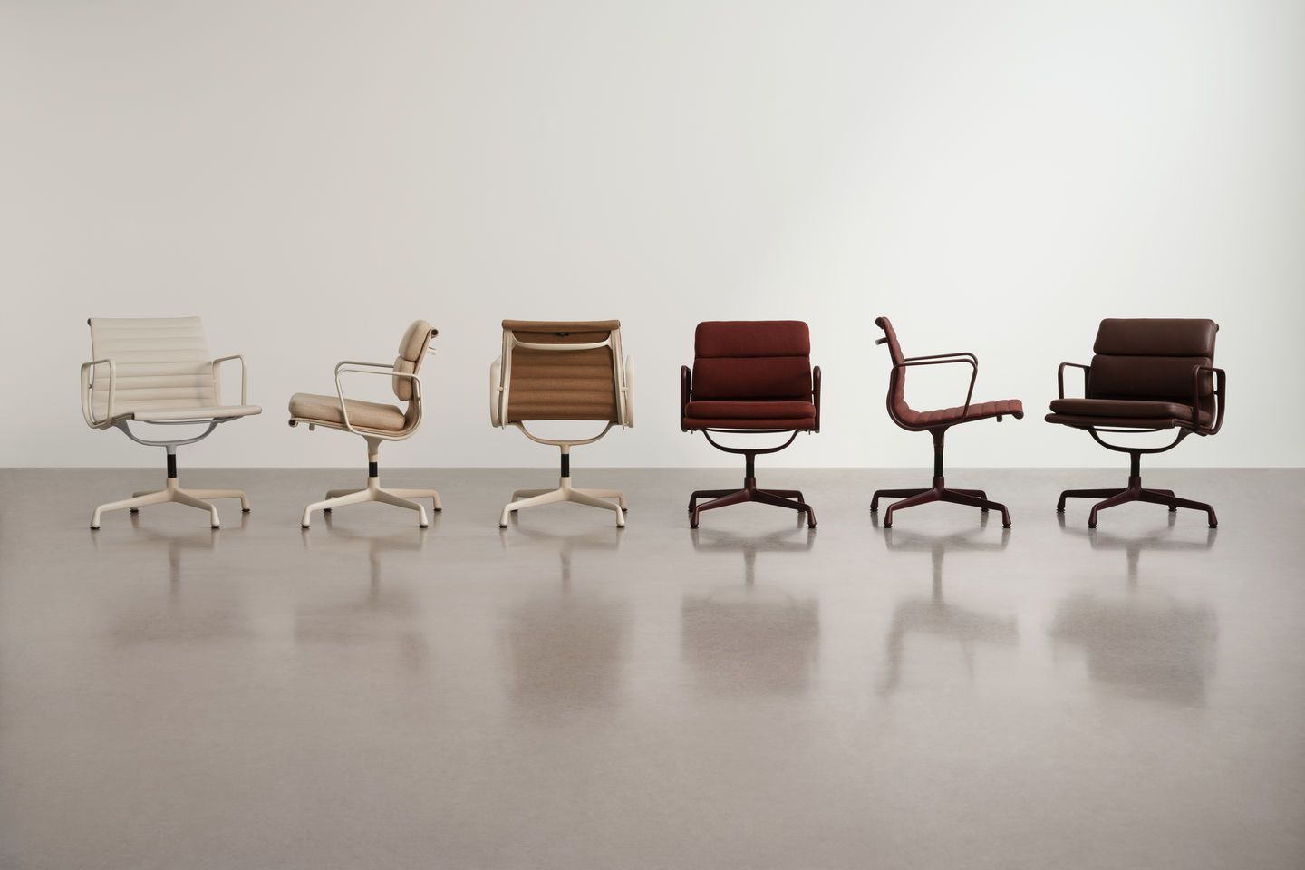 Reihe von fünf Soft Pad Chairs EA219 von Vitra in verschiedenen Farben und Materialien.