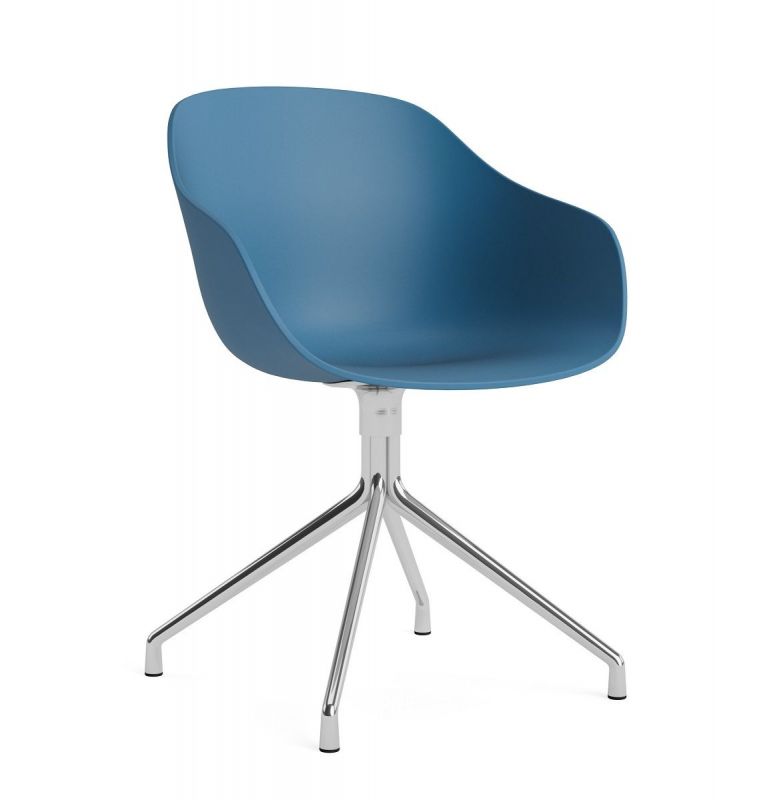 Blauer About a Chair AAC 220 Stuhl von Hay mit verchromtem Vierfußgestell.