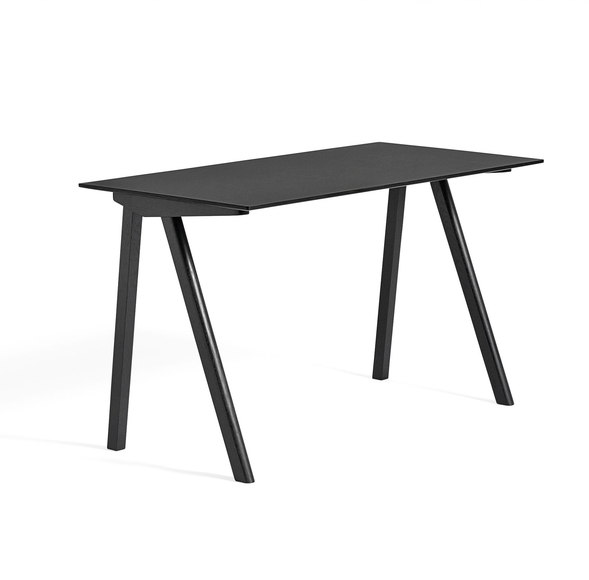Schwarzer Copenhague Table Schreibtisch von Hay mit schlichtem Design und Holzbeinen auf weißem Hintergrund.