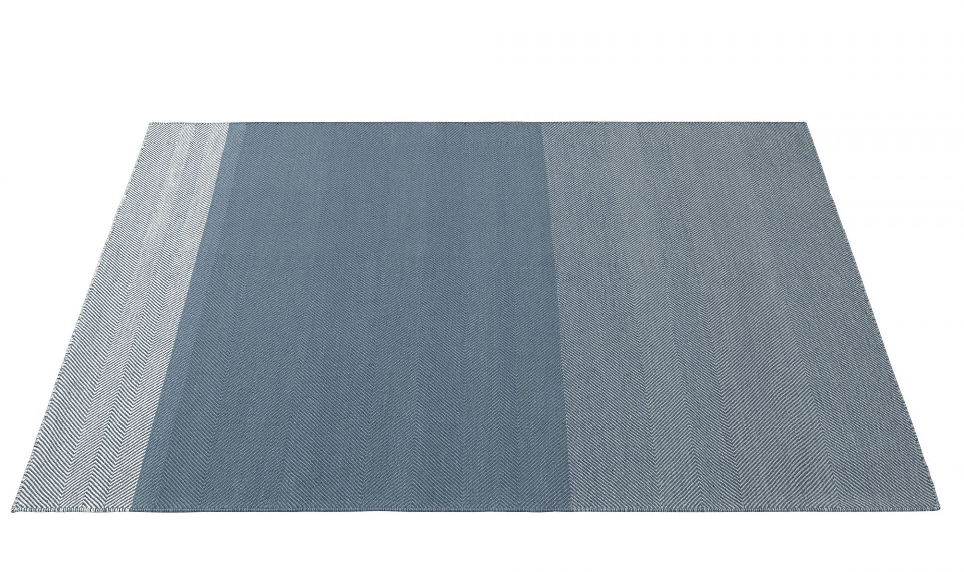 Muuto Varjo Rug Teppich, blaugrauer Teppich mit Fischgrätenmuster und hellgrauem Streifen, modernes Design.
