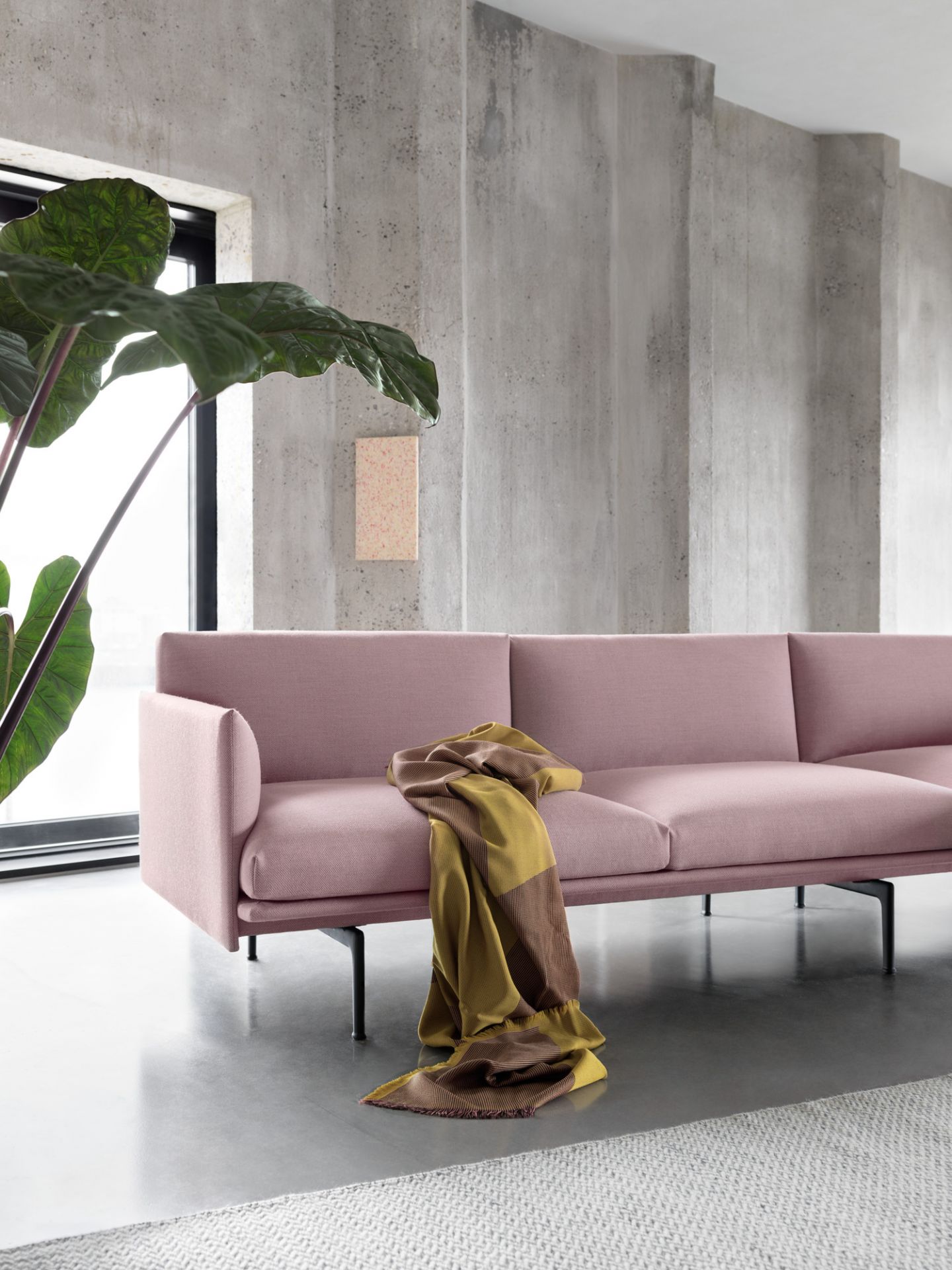 Rosa Outline Sofa von Muuto mit Chaiselongue und Decke in modernem Wohnzimmer.