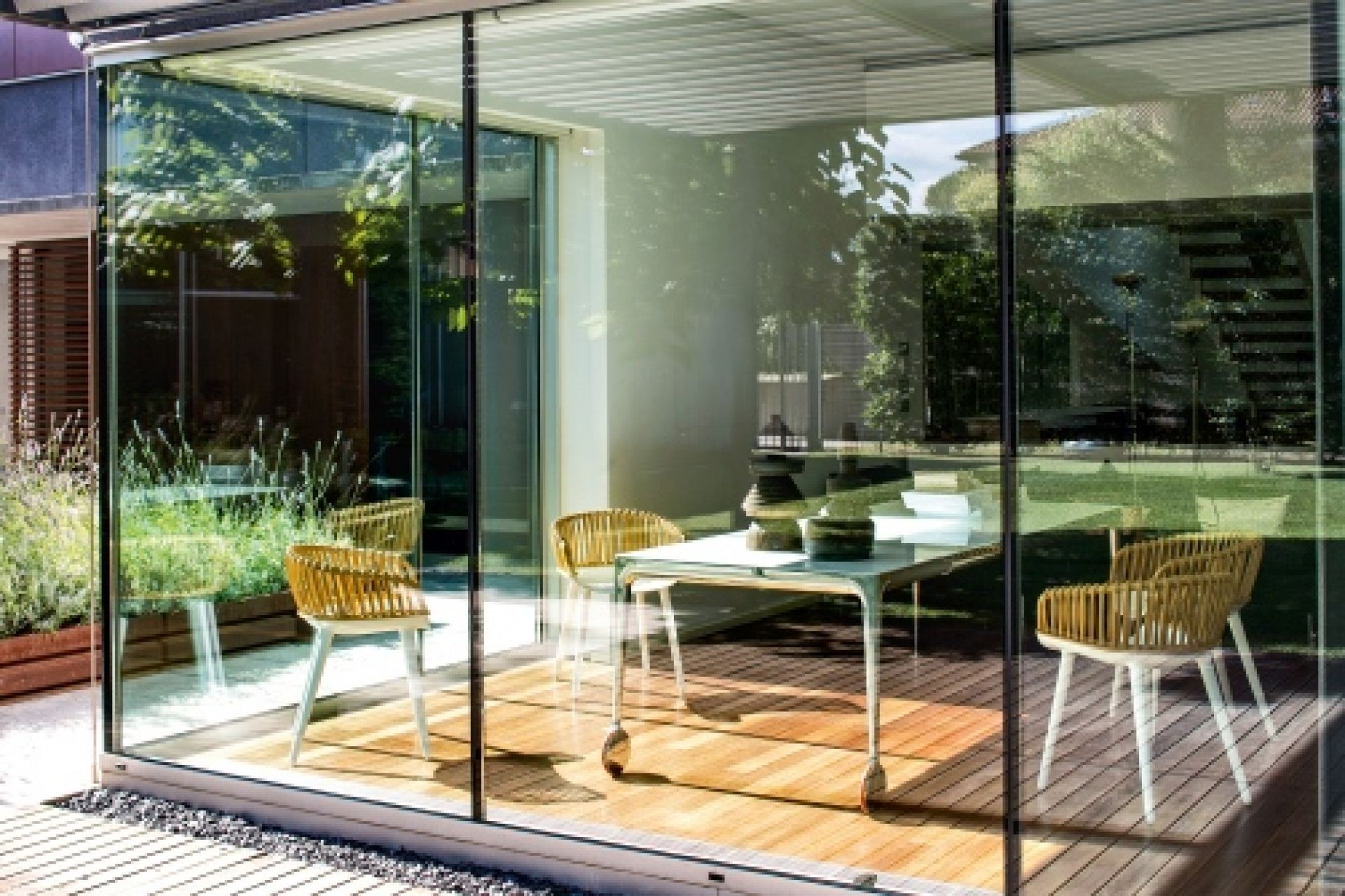Magis Big Will Table: Rollbarer Design Tisch im modernen Wintergarten mit Stühlen.