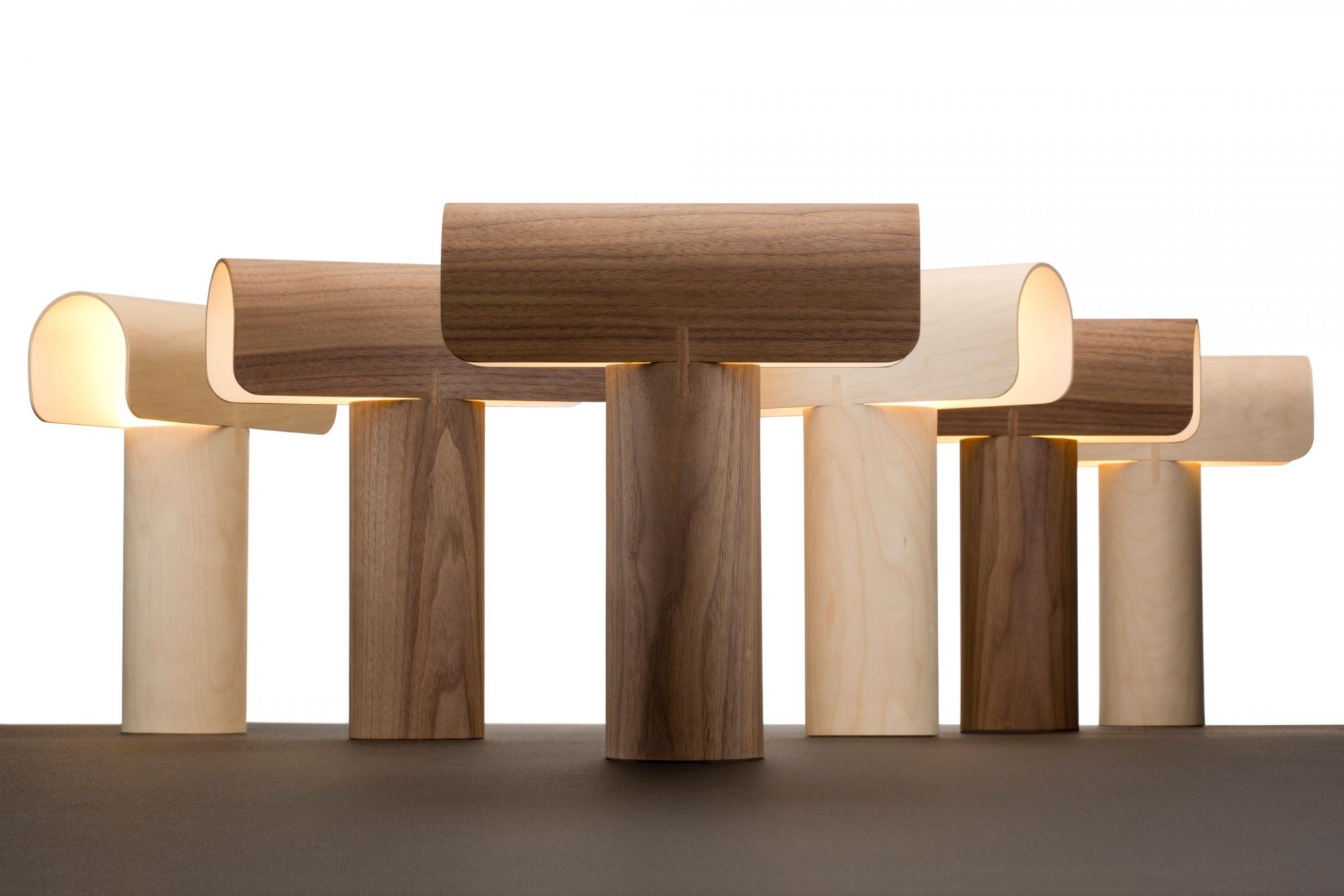 Teelo Tischleuchten von Secto Design aus Birke und Nussbaum, moderne Holzleuchten für den Tisch.