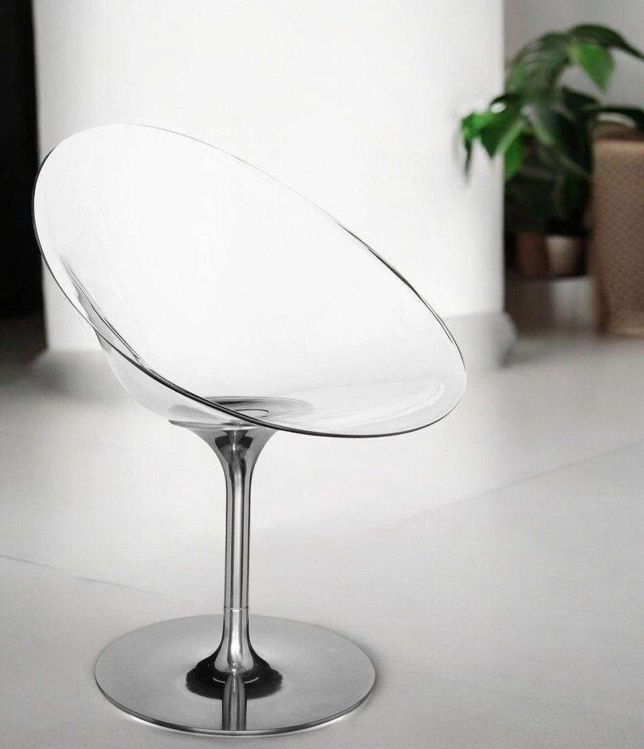 Ero/S Drehstuhl von Kartell: Transparenter Design Stuhl mit verchromtem Fuß für modernes Wohnen.