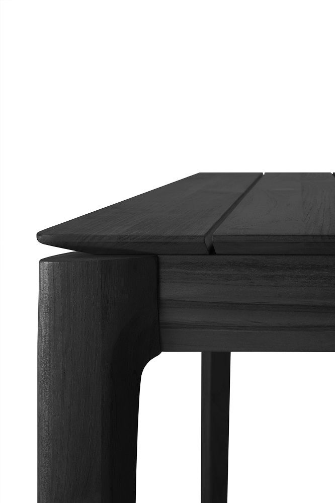 Detailaufnahme vom Bok Outdoor Esstisch: Schwarzes Teakholz, moderne Outdoor-Möbel für Garten und Terrasse.