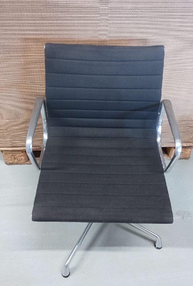Aluminium stoel EA 104 / EA104 stoel NERO/MOORBRAUN Vitra TENTOONSTELLINGSSTUK / TWEEDEHANDSMEUBEL