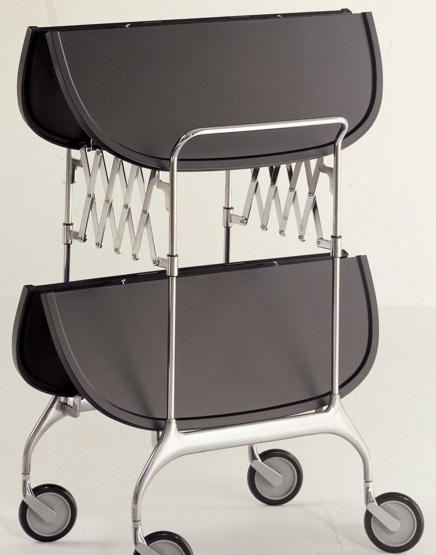 Gastone Servierwagen in Schwarz von Kartell: Klappbarer, mobiler Beistelltisch mit zwei Ablageflächen.