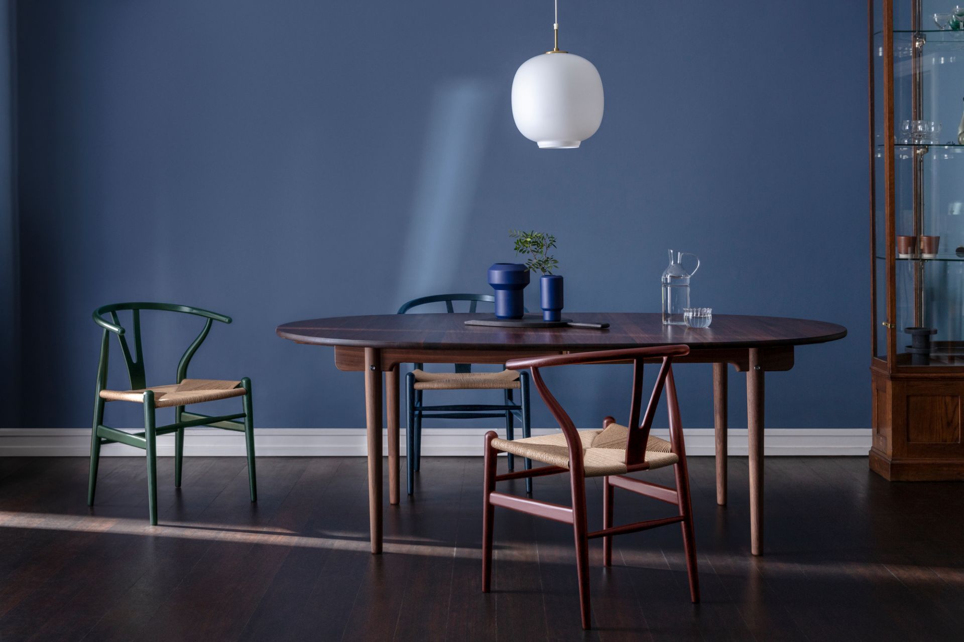 Esszimmer mit CH24 Wishbone Chairs Limited Edition in Russet, Blues und Harmony Farben.