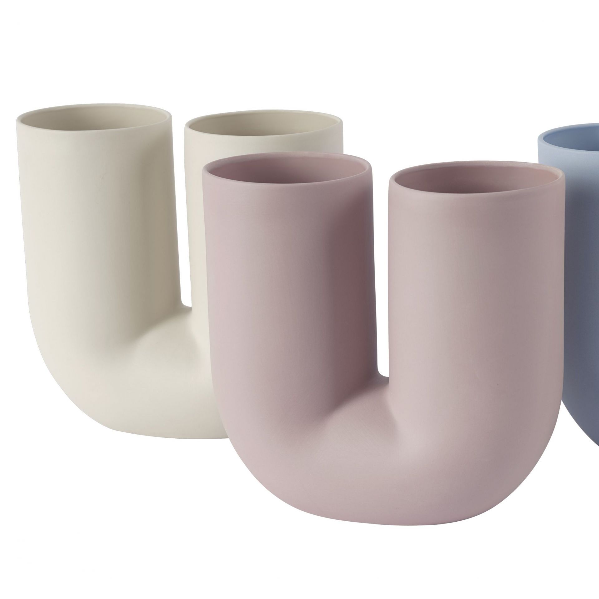 Mehrere Muuto Kink Vasen in Beige, Rosa und Hellblau auf weißem Hintergrund. Dekorative Design Vasen.