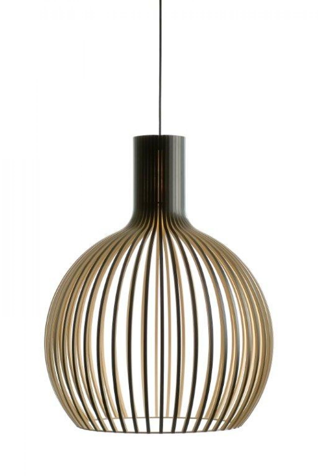 Octo Pendelleuchte von Secto Design, moderne Hängelampe aus Holzlamellen in Birke und Schwarz.