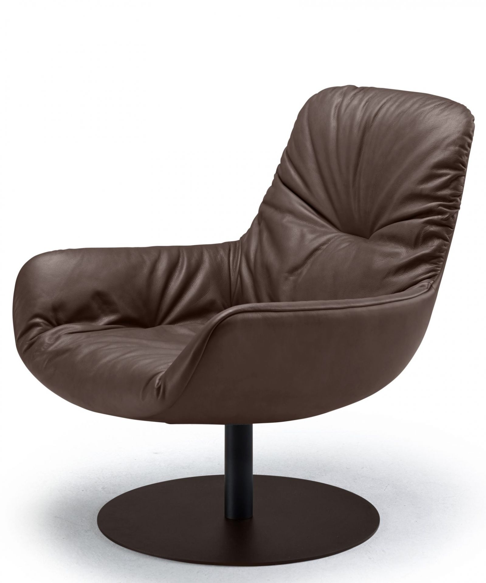 Brauner Leya Lounge Chair Sessel von Freifrau Manufaktur mit Lederbezug und Drehfuß auf weißem Hintergrund.