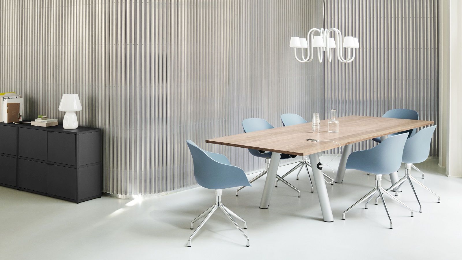 Hay Boa Table Konferenztisch 280 cm mit blauen Stühlen in einem modernen Büro.