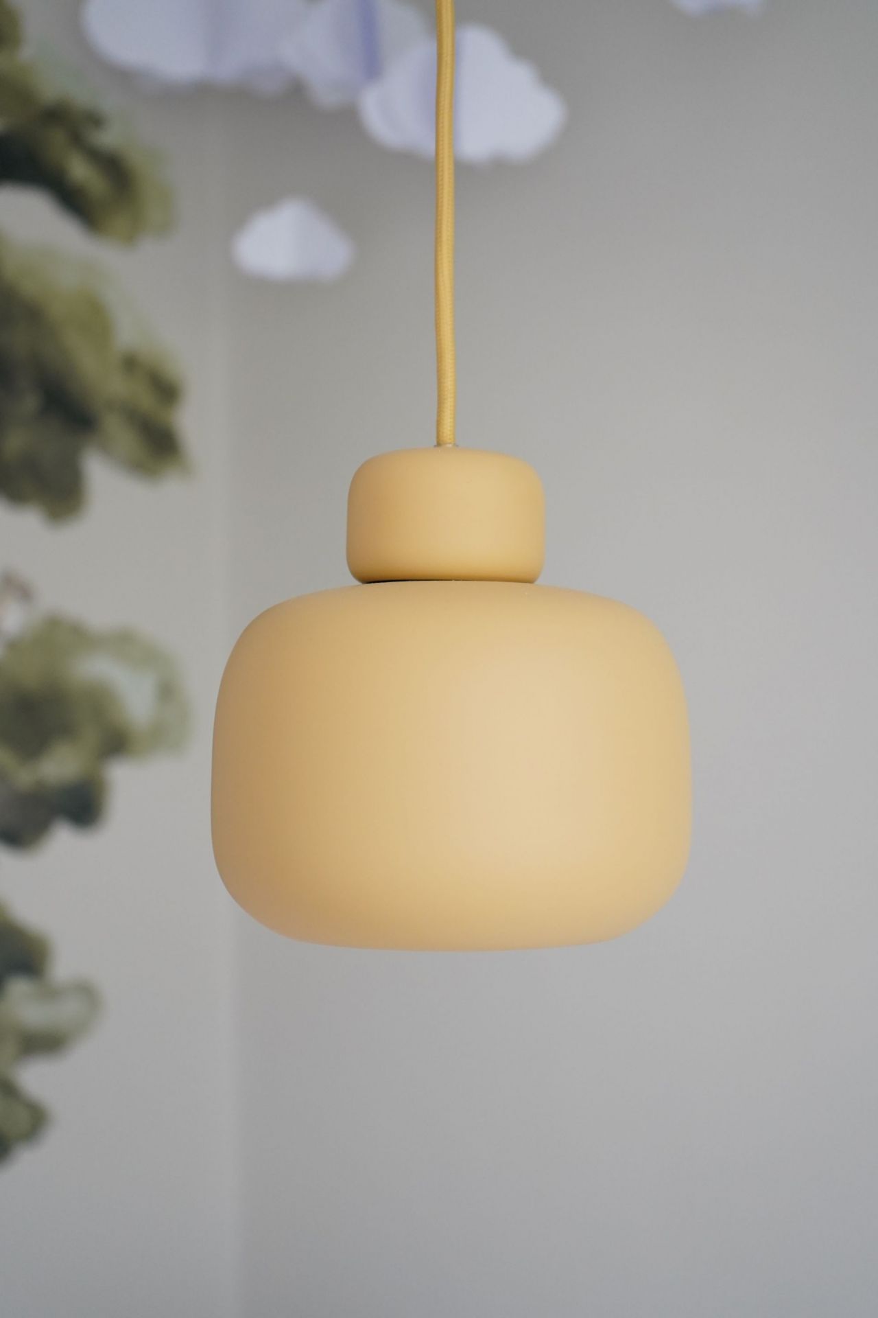 Nahaufnahme der kleinen Woud Stone Pendant Pendelleuchte in Gelb mit passendem Textilkabel.