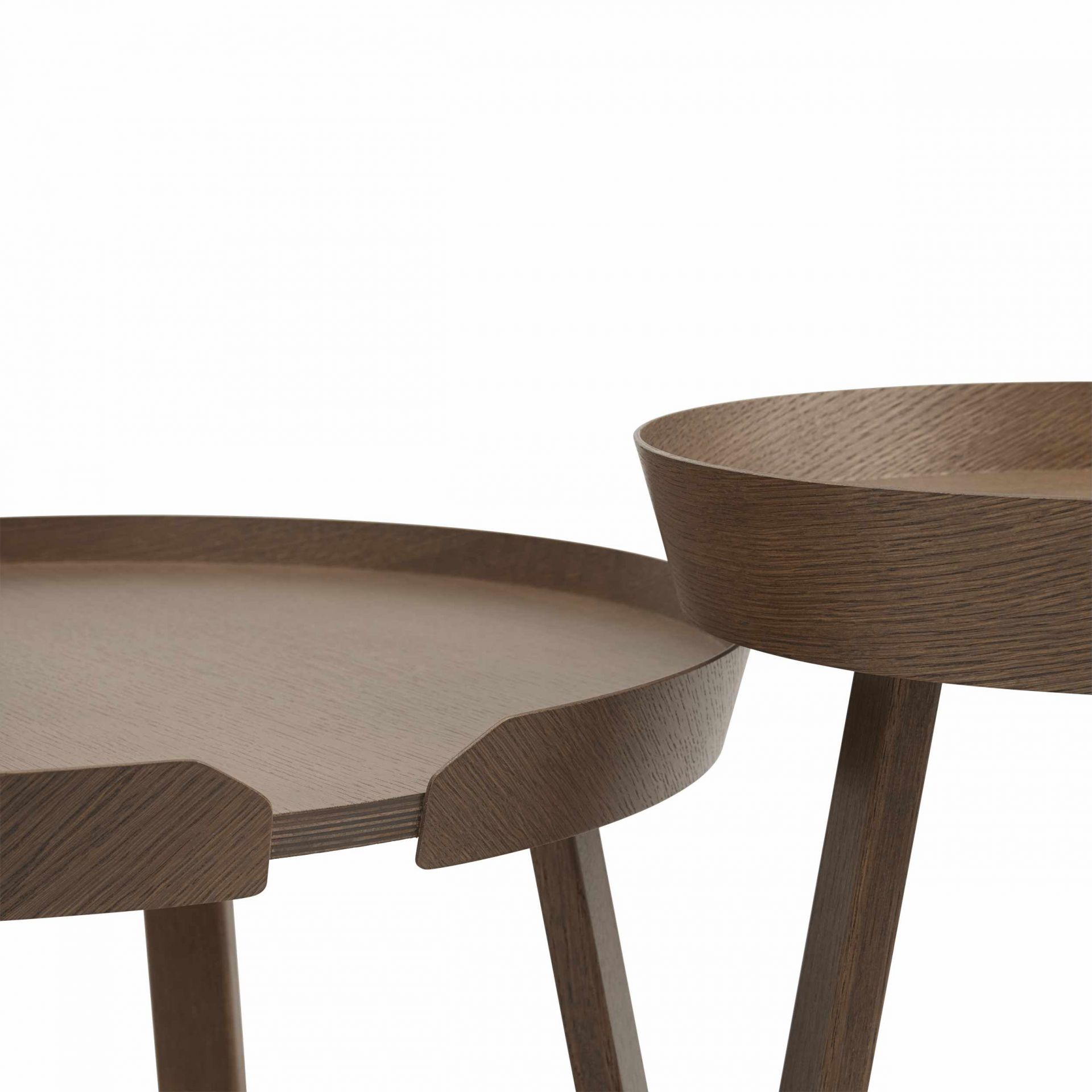Detailaufnahme von zwei Muuto Around Coffee Tables aus dunklem Holz, minimalistisches Design.