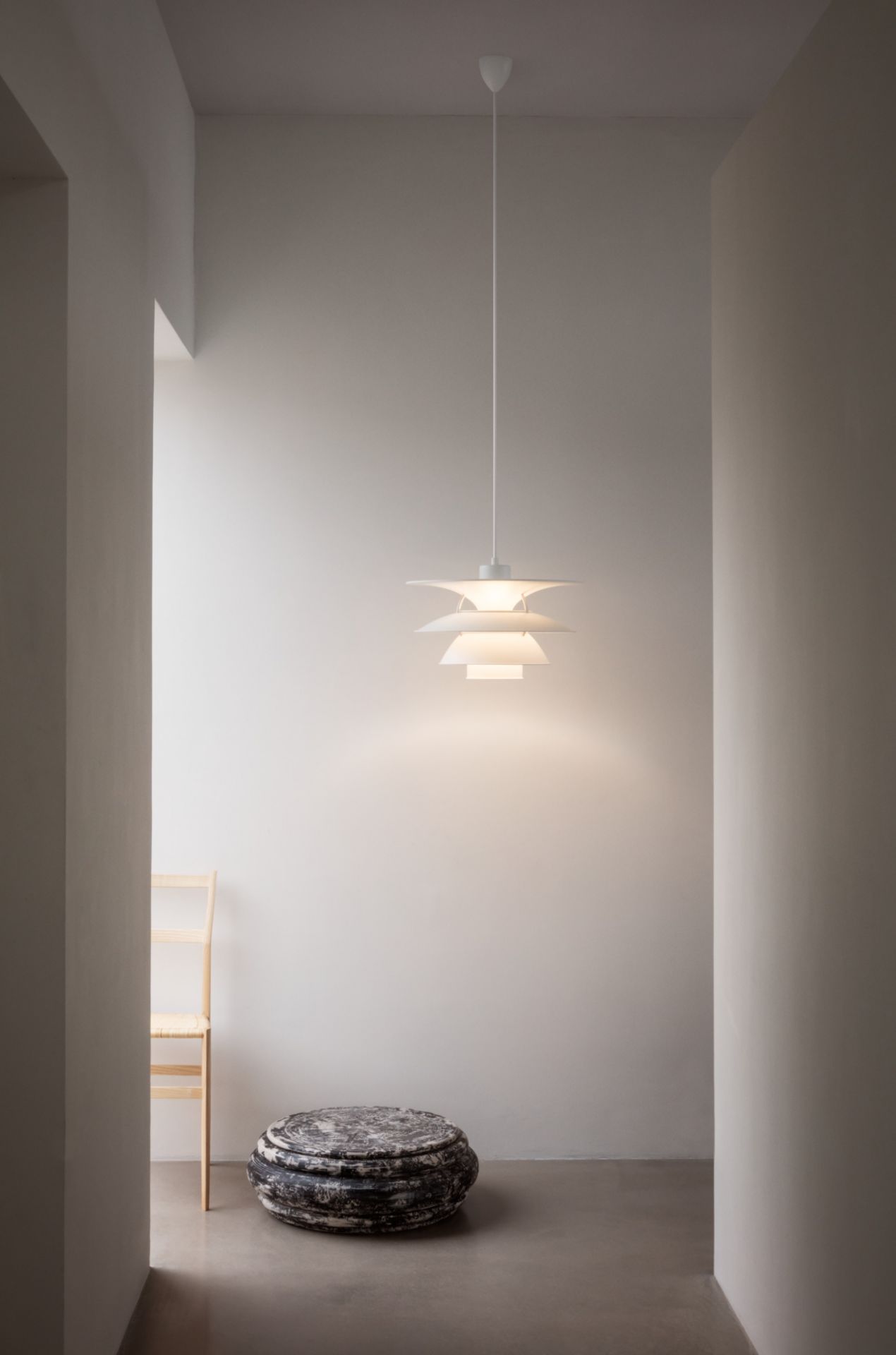 Weiße PH 5 Pendelleuchte von Louis Poulsen, modernes Design für Wohnzimmer und Esszimmer.
