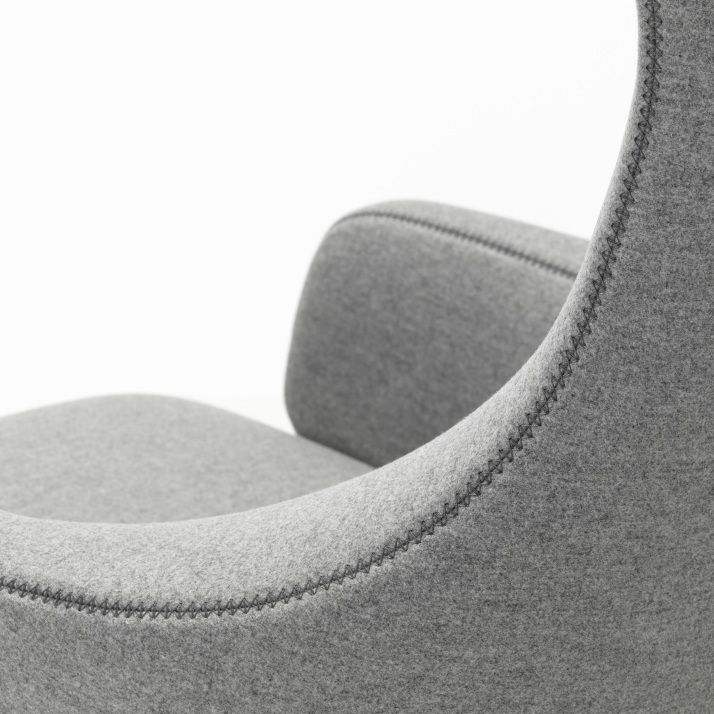 Detailaufnahme des Vitra Grand Repos Sessels in Kieselstein-Grau, Bezug aus Cosy Stoff.