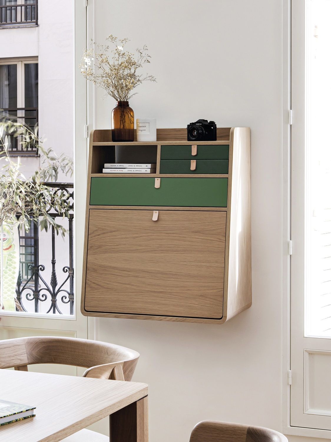 Gaston Wandsekretär 60 Hartô aus Holz und Grün, mit Fächern und Ablage, im modernen Interieur.
