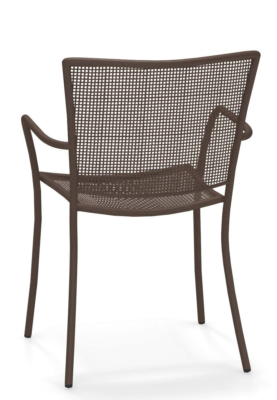 Athena Armchair Outdoor Stuhl in Kaffee: Rückansicht des Gartenstuhls mit Armlehnen und Netzstruktur.