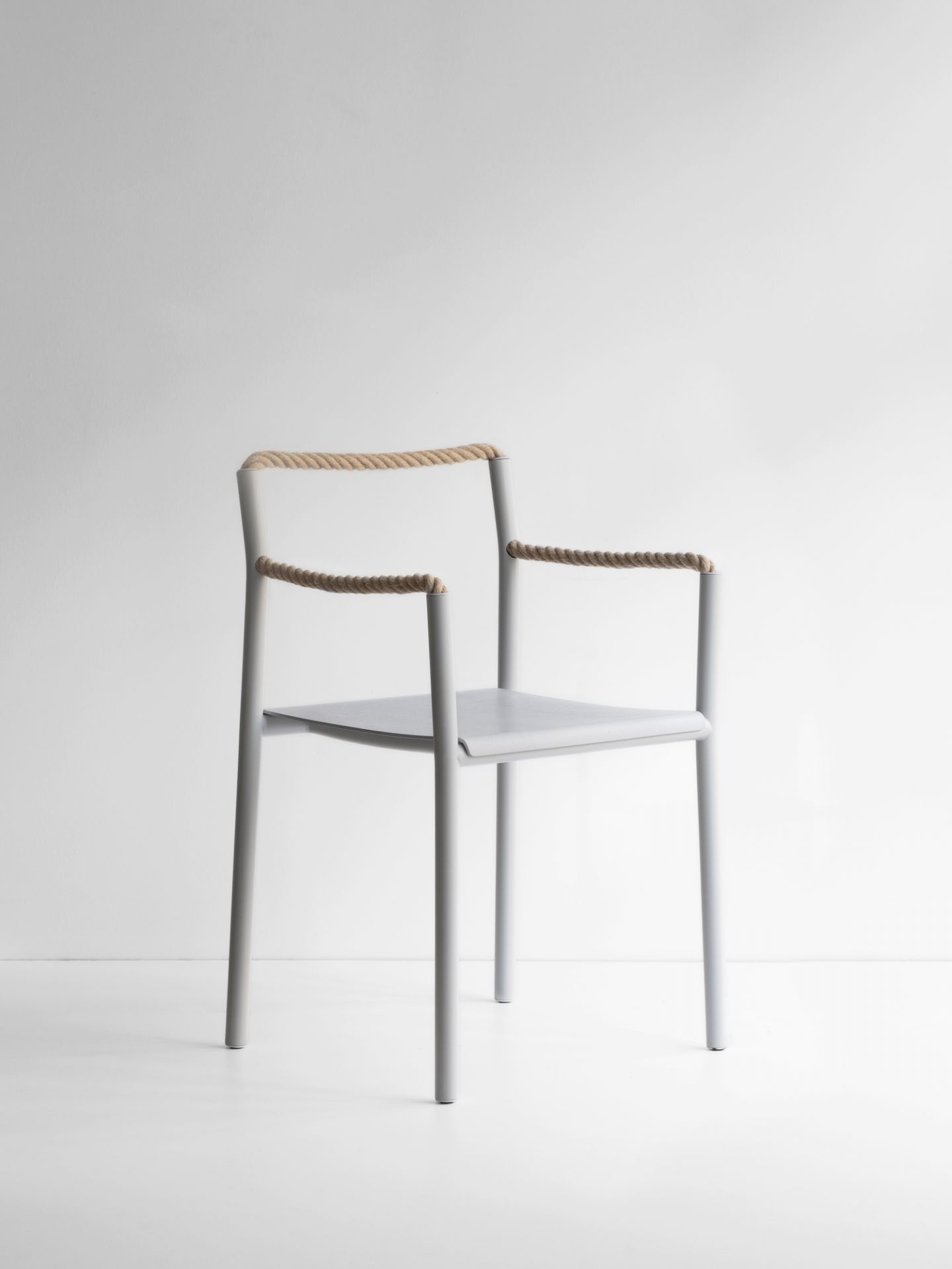 Artek Rope Chair Stuhl, graues Metallgestell mit Seil umwickelten Armlehnen und Rückenlehne, minimalistisches Design.