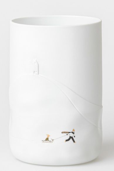 Weiße Schneetag Vase mit Illustration eines Mannes, der einen Hund auf einem Schlitten zieht.