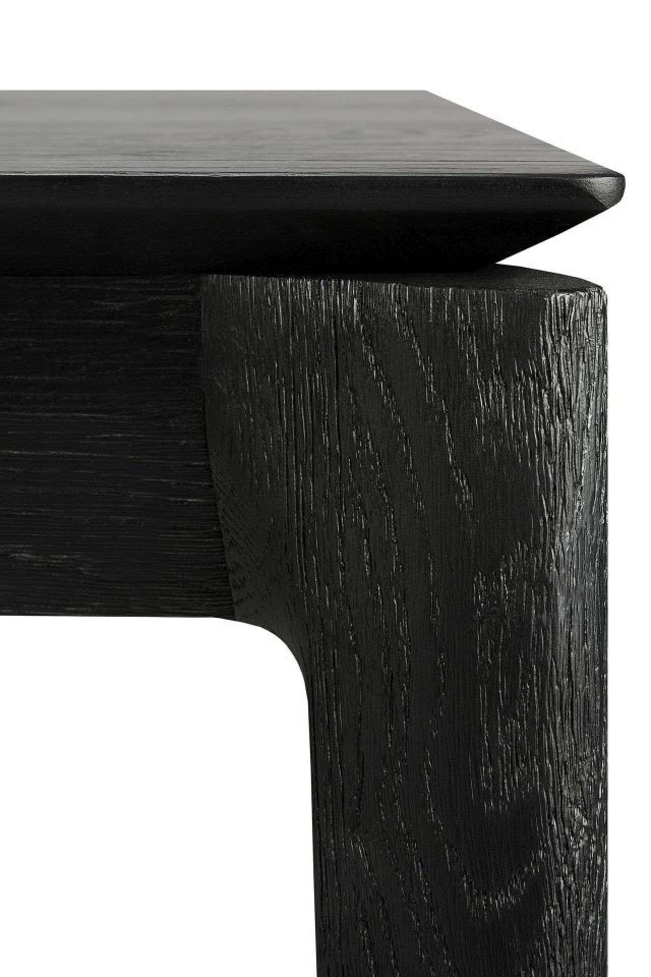 Detailaufnahme: Schwarzer Bok Eiche Tisch von Ethnicraft, moderne Tischplatte und Tischbein aus Massivholz.