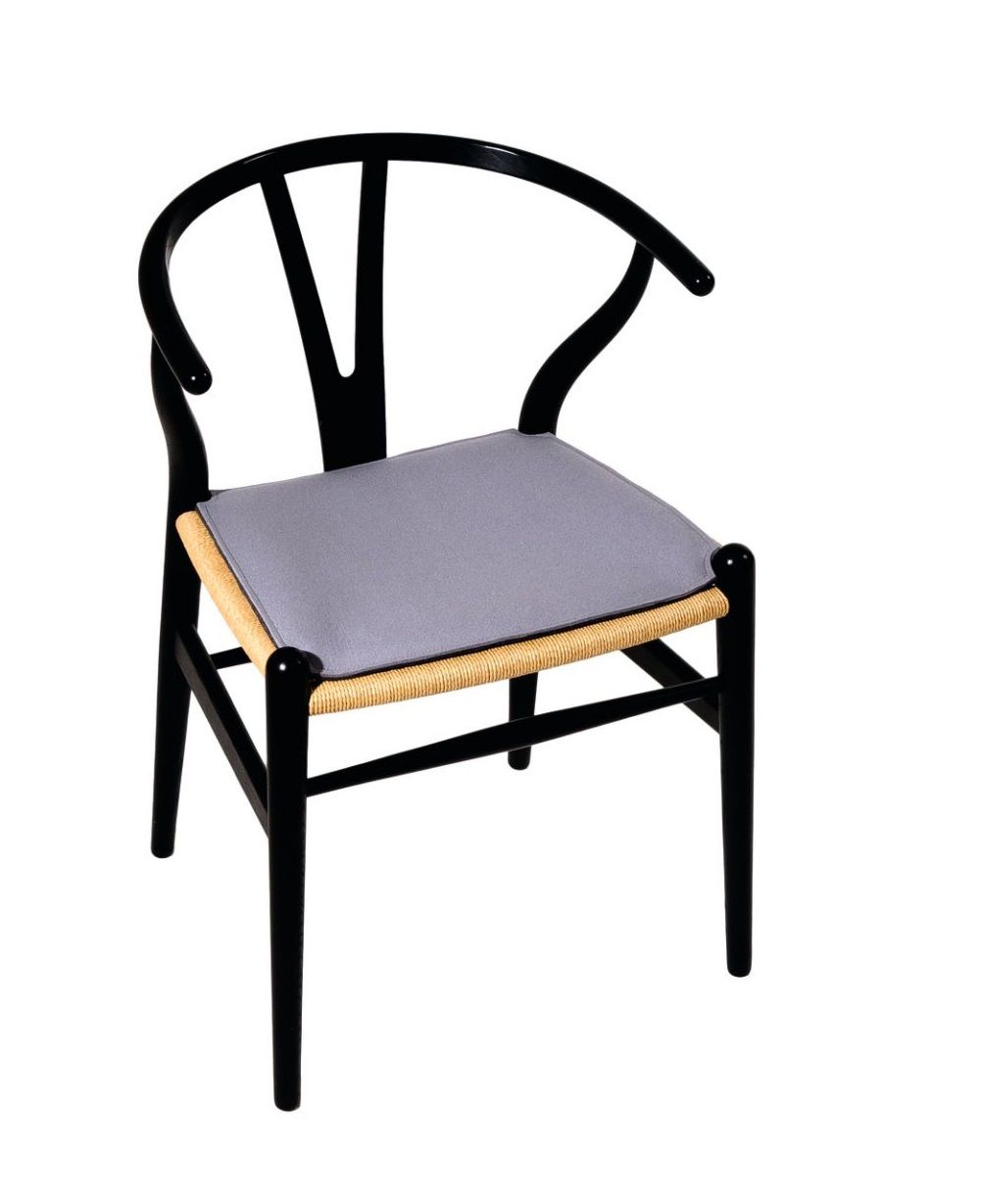 Schwarzer Wishbone Chair mit grauer Filz Sitzauflage "Parkhaus Berlin" für mehr Komfort.