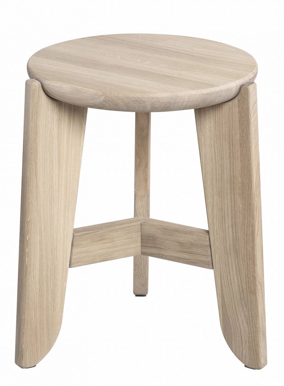 Eli Hocker von Blomus: Runder Sitzhocker aus hellem Holz mit drei Beinen.