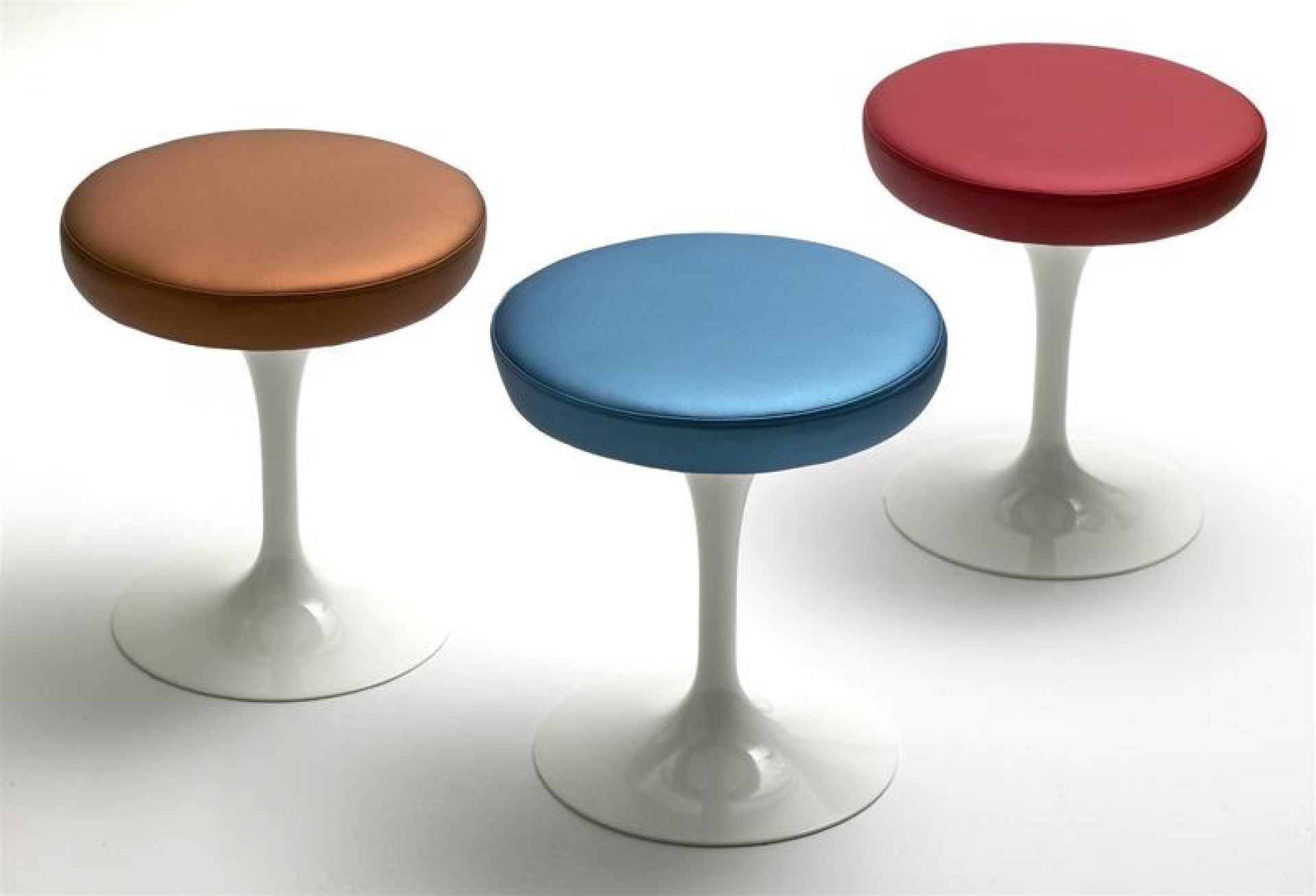 Drei Tulip Stool Hocker von Knoll International in Rot, Blau und Braun mit weißem Fuß.