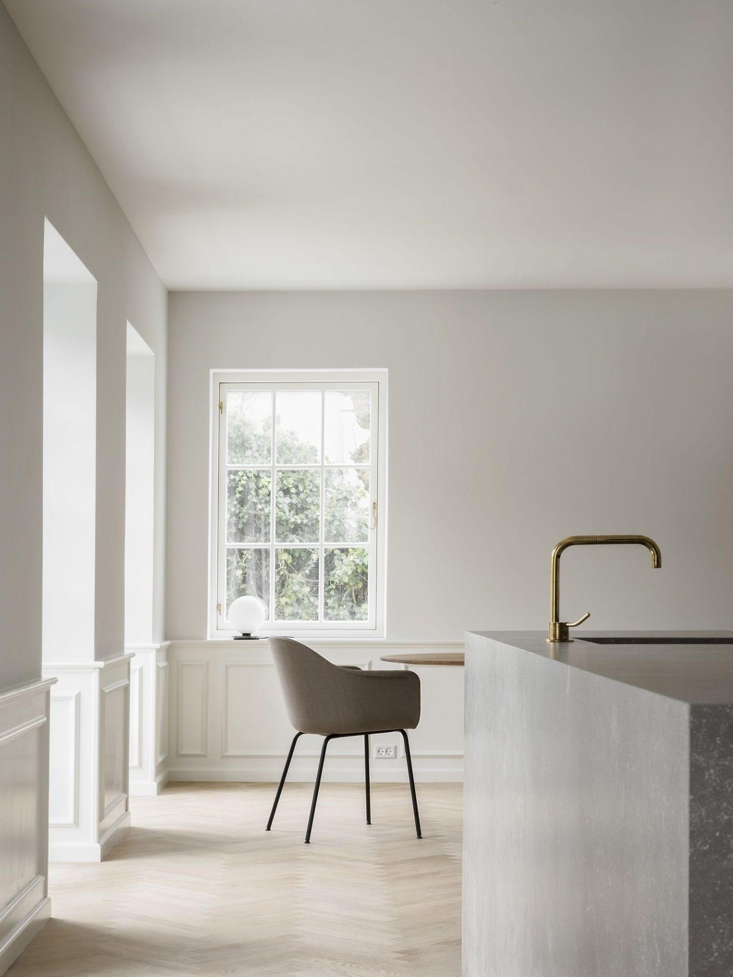 Moderner Harbour Dining Chair Stuhl von Audo Copenhagen in minimalistischer Küche mit Holzboden und Fenster.
