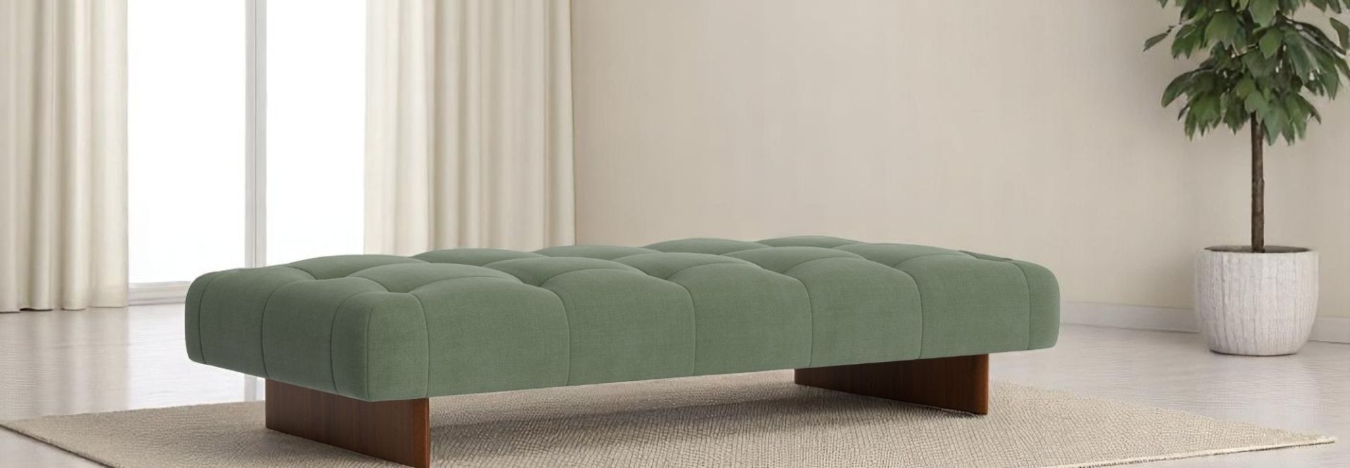 Quilton Daybed Liege von Hay in Grün mit Knopfheftung und Holzfüßen auf Teppich.