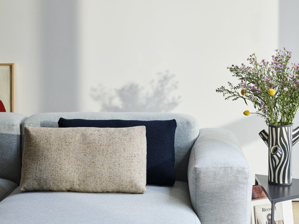Nahaufnahme: Mags Soft Sofa mit beigen Kissen, modernes Design Sofa für Wohnzimmer.