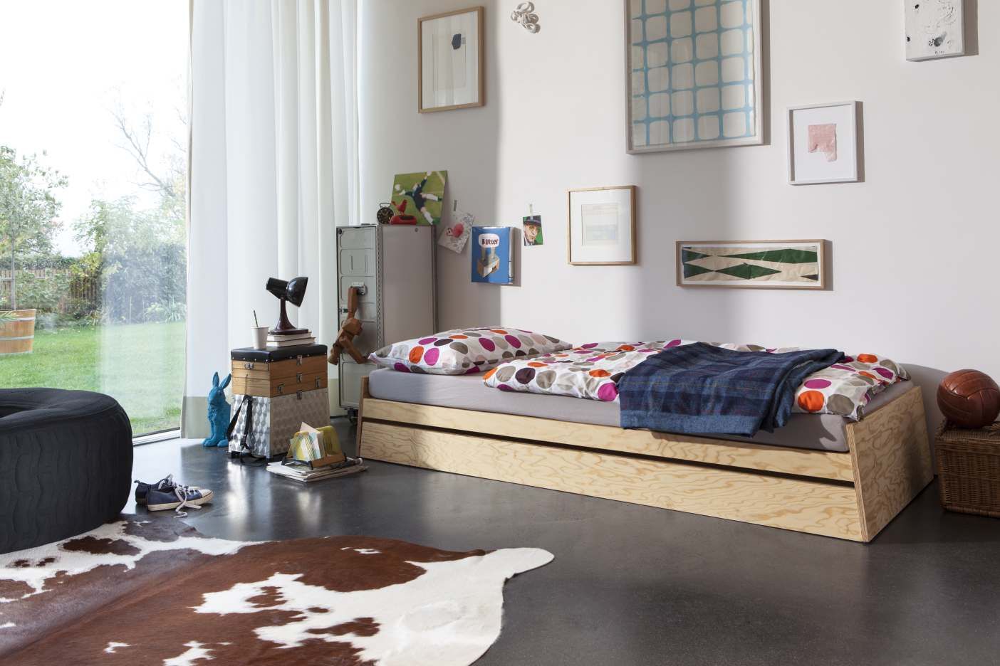 Lönneberga Stapelbett aus Eiche von Richard Lampert im modernen Kinderzimmer mit Lattenrost.