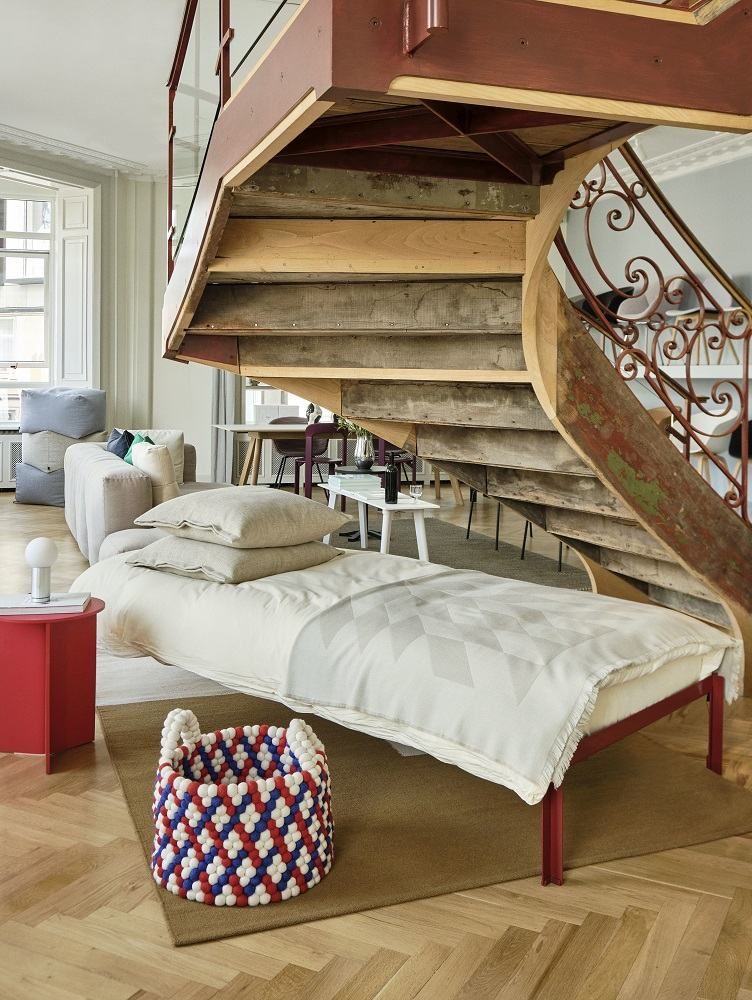 Bett mit Lattenrost und Bettwäsche unter einer Treppe. Standard Lattenroste für Betten.