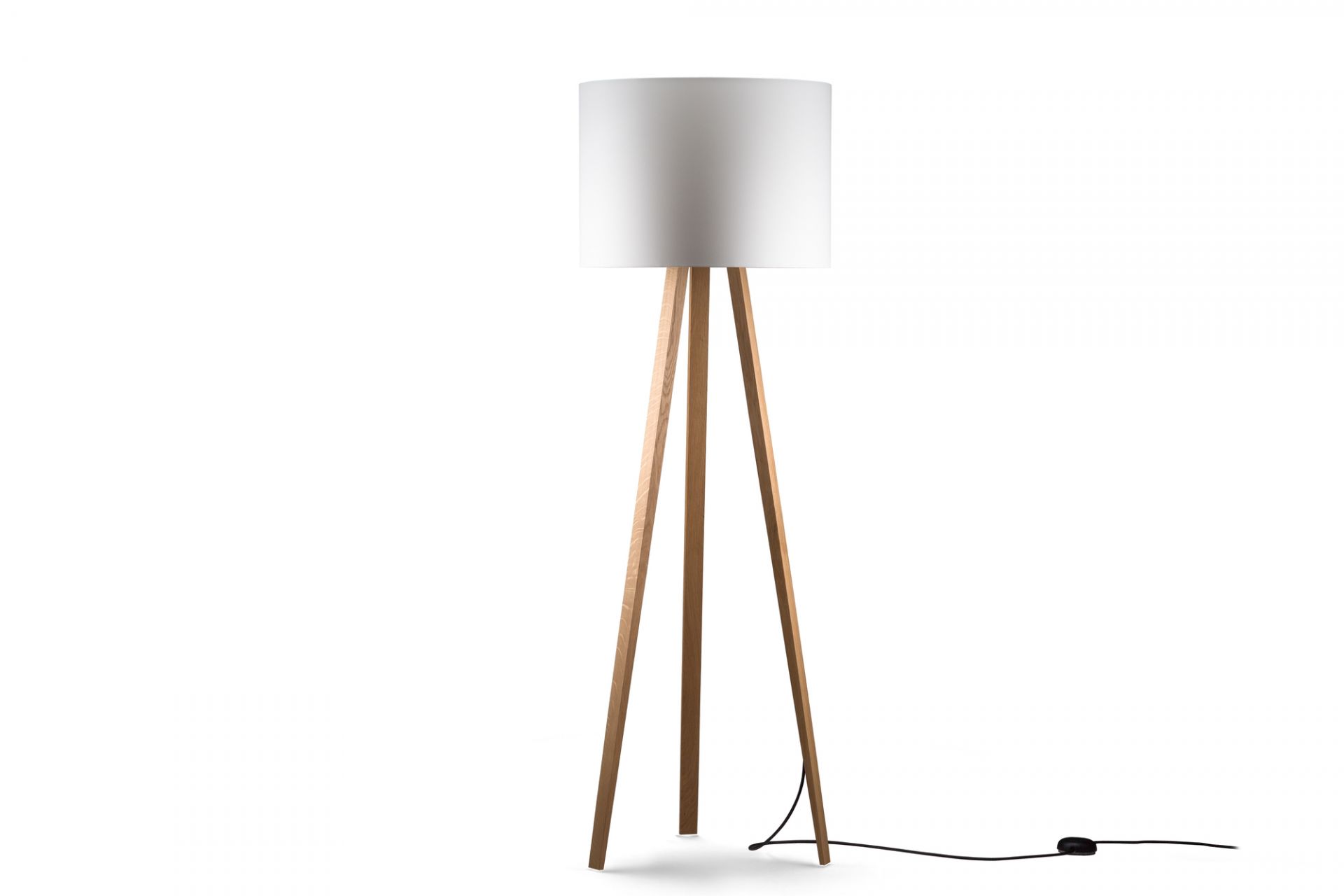 Luca Stand Stehleuchte von Maigrau: Moderne Stehlampe mit Eichenholz-Gestell und weißem Lampenschirm.