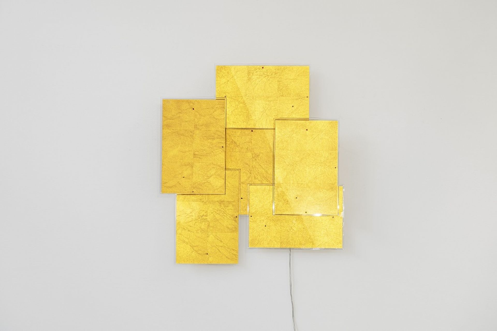 24 Karat Blau Wandleuchte von Ingo Maurer: Goldene Quadrate als moderne Wandlampe.